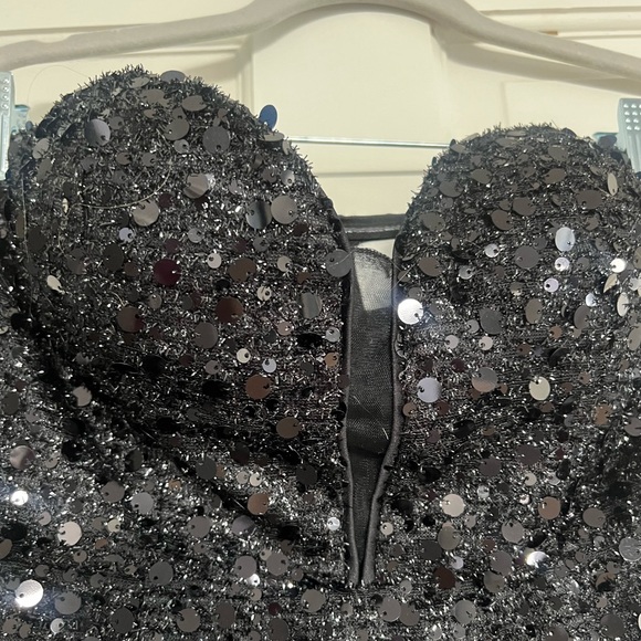 Black sequins gown with feather trim. - Picture 4 of 8